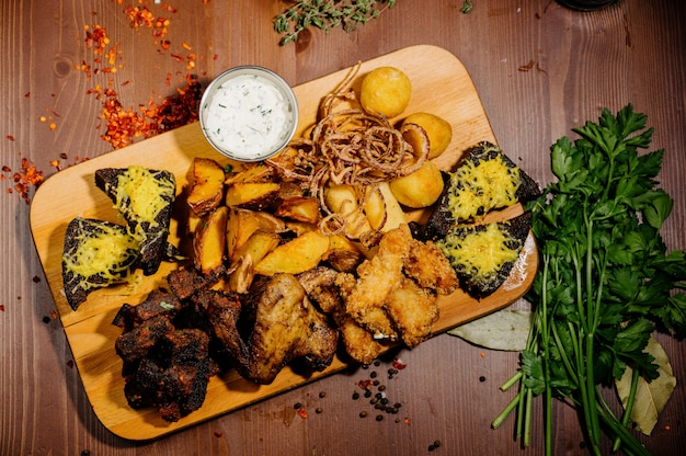 Seleção de cerveja e lanches. Batatas fritas, peixe, salsichas de cerveja em cima da mesa. Vista do topo