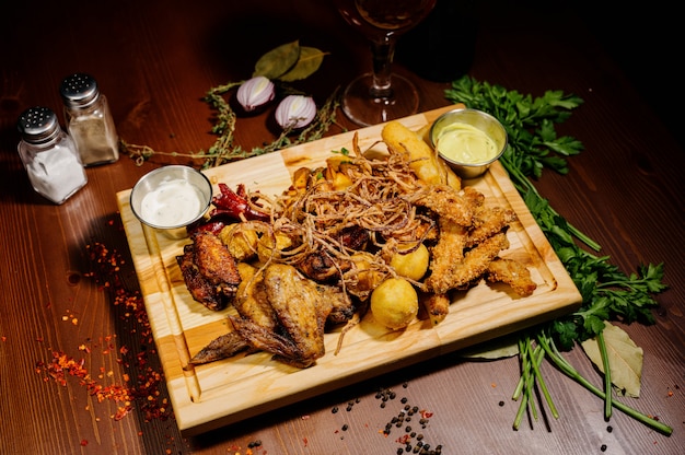 Seleção de cerveja e lanches. Batatas fritas, peixe, salsichas de cerveja em cima da mesa