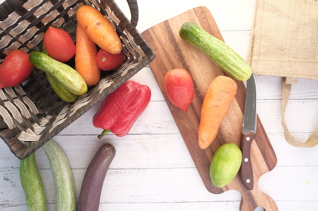 Seleção de comida saudável com vegetais frescos na tábua de cortar na mesa