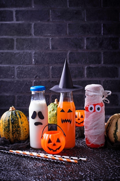 Seleção de diferentes bebidas halloweens para festa