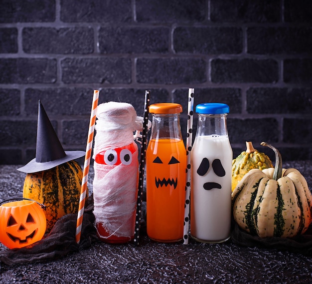 Seleção de diferentes bebidas halloweens para festa