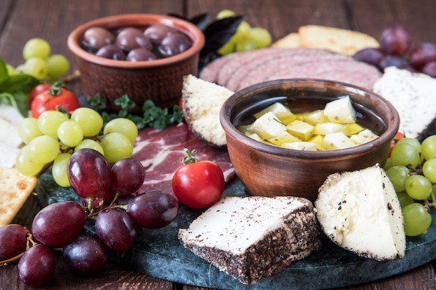 Seleção de queijo e carne aperitivo.