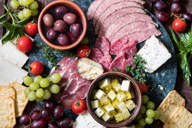 Seleção de queijo e carne aperitivo.