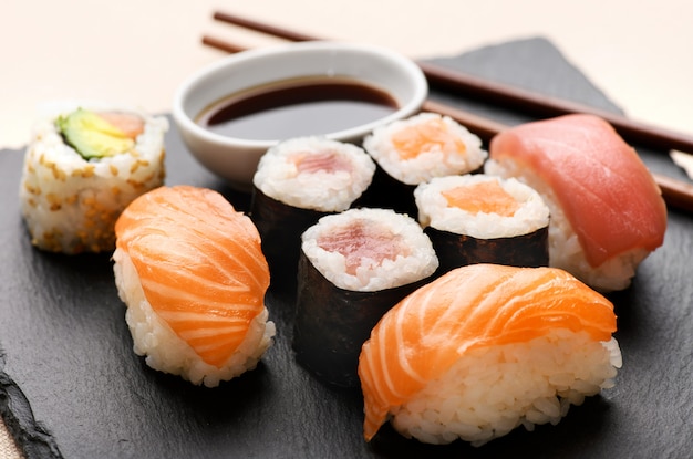 Seleção de sushi diferente servido em uma refeição