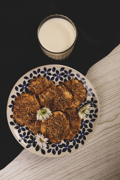 Seleção variada de biscoitos de chá e biscoitos de chocolate