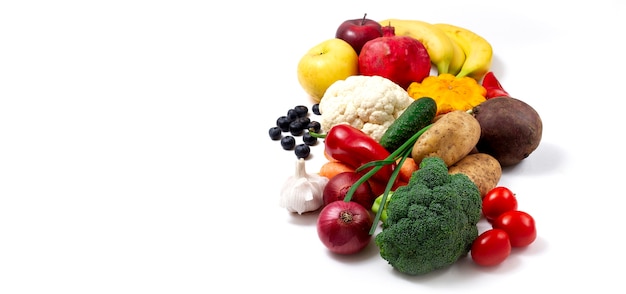 Selección de alimentos de productos, verduras frescas en la mesa, vista desde arriba, fondo blanco, ningún pueblo,