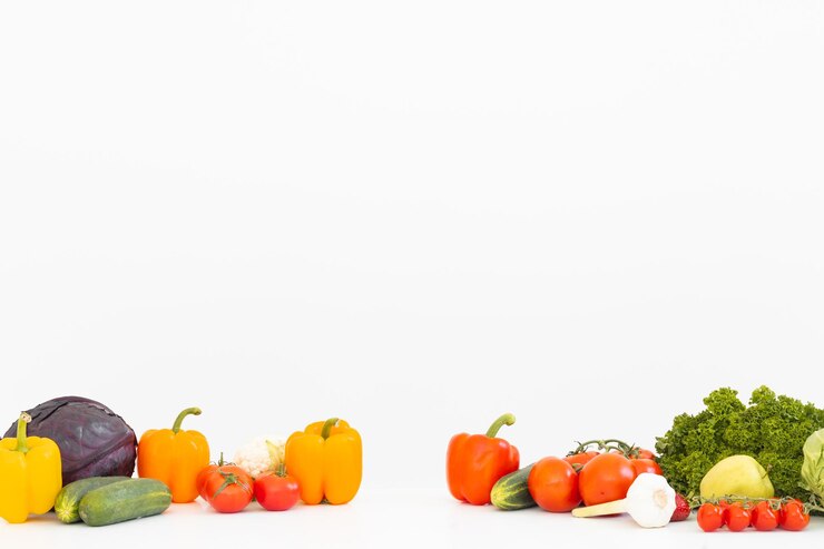 Selección de alimentos saludables sobre fondo blanco.
