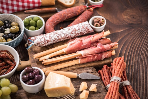 Selección de carne española en mesa de madera