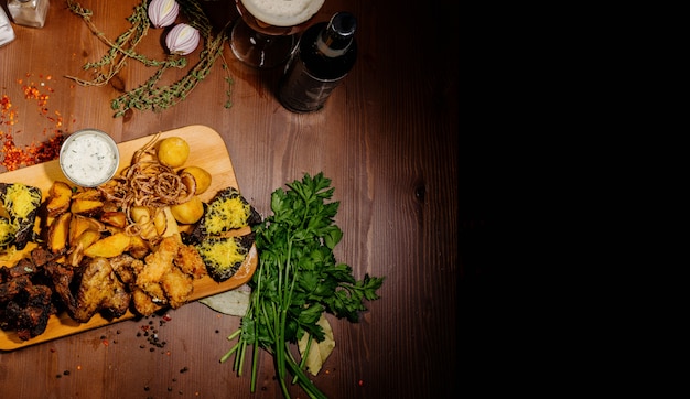 Foto selección de cervezas y snacks. patatas fritas, pescado, salchichas de cerveza sobre la mesa. vista superior