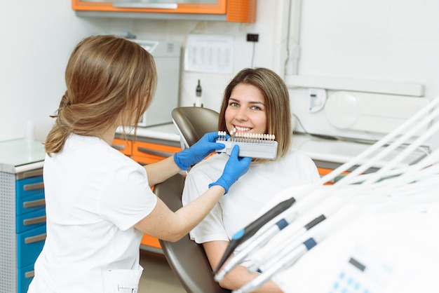 Selección del color de diente correcto para el blanqueamiento cosmético profesional en el dentista.