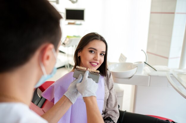 Selección de color para implantes dentales para niñas.