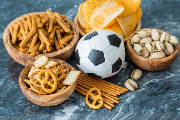 Selección de comida de fiesta para ver el campeonato de fútbol.