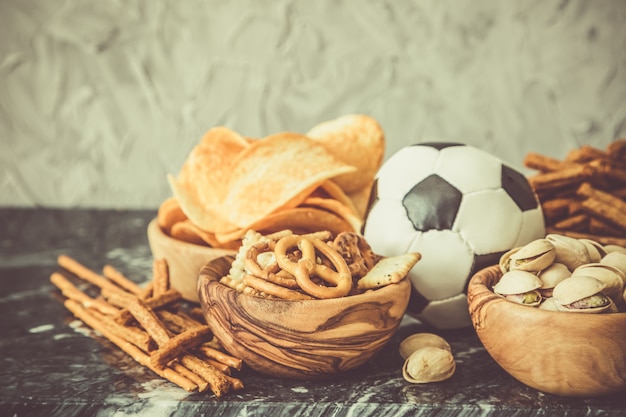 Selección de comida de fiesta para ver el campeonato de fútbol.