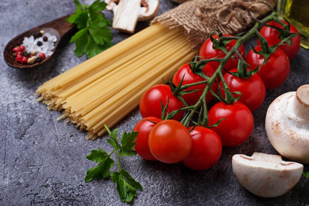 Selección de comida italiana. Pasta, tomate y aceite de oliva.