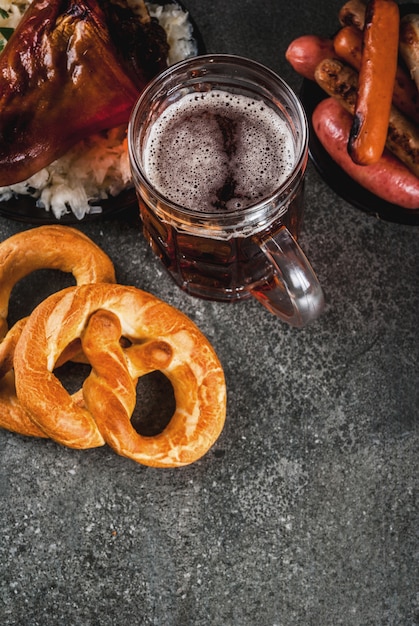 Selección de comida tradicional alemana de Oktober