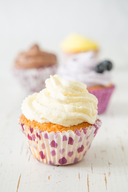 Selección de cupcakes de colores, blanco.