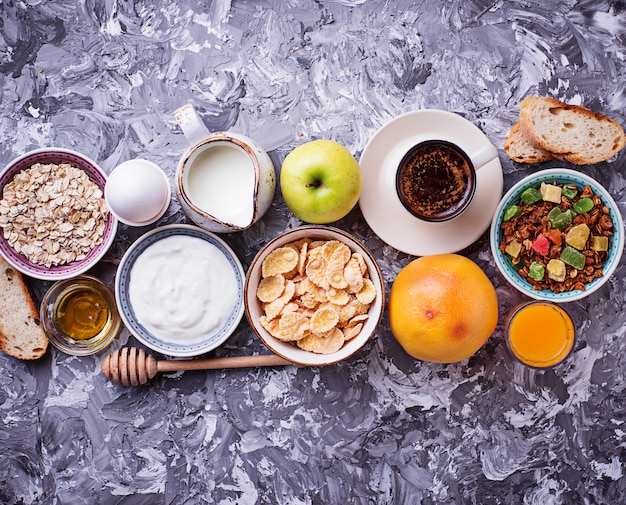 Selección de diferentes desayunos saludables.