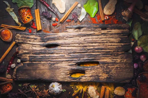 Foto selección de especias hierbas e ingredientes para cocinar, fondo de alimentos en la mesa de madera