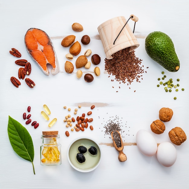 Selección de fuentes de alimentos de omega 3 y grasas insaturadas para alimentos saludables.