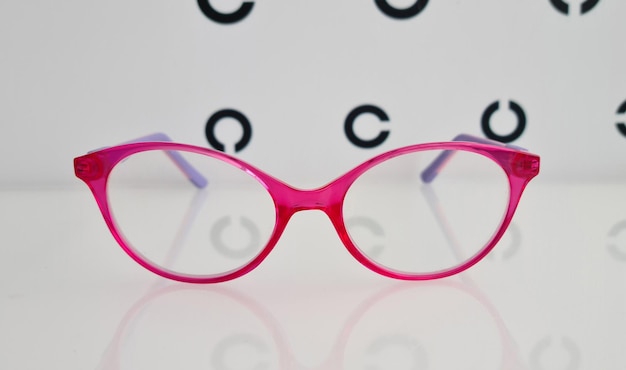 Selección de gafas de moda para niños en la mesa del oftalmólogo en la clínica