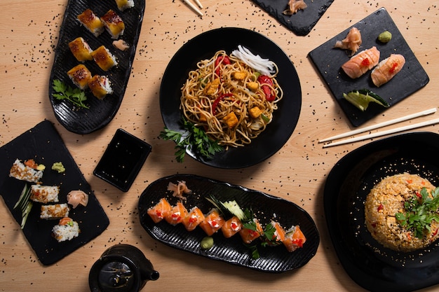 Foto selección mixta de comida japonesa variada sobre fondo de madera. menú del restaurante.