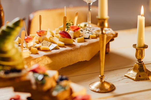 Selección de quesos sobre tabla rústica de madera Tabla de quesos con diferentes quesos, uvas, nueces, miel y dátiles sobre fondo de madera desgastada