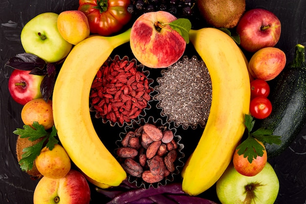 Selección saludable de alimentos coloridos: frutas, vegetales, semillas, superalimentos