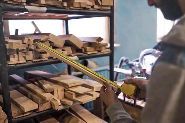 Selección de un tablero probando su calidad para el trabajo de la madera