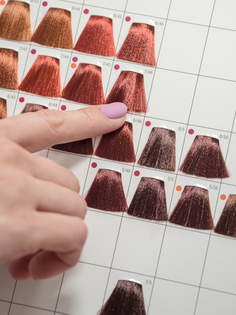 Foto selección de un tono de tinte para el cabello. color de los tintes para el cabello.