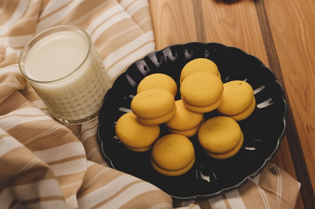 Selección variada de galletas de té y galletas con trocitos de chocolate