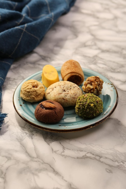 Selección variada de galletas de té y galletas con trocitos de chocolate