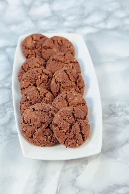 Selección variada de galletas de té y galletas con trocitos de chocolate