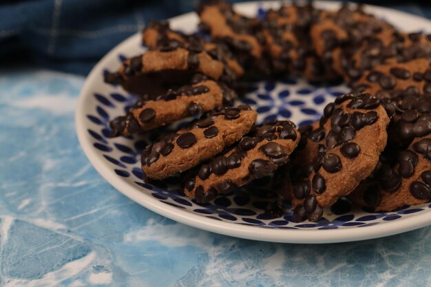 Selección variada de galletas de té y galletas con trocitos de chocolate