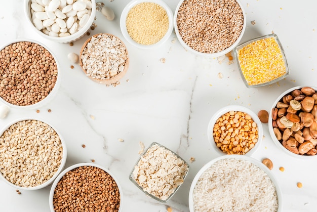 Selección de varios tipos de granos de cereales en diferentes tazones