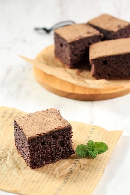 Selecionado foucs bolo preto chiffon de arroz glutinoso. bolo fatiado macio e úmido, feito de farinha de arroz preto pegajoso. servido na mesa branca. copie espaço para texto.