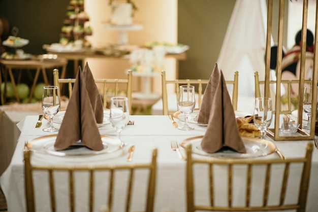 Selectiva de una mesa decorada en un salón para un gran evento