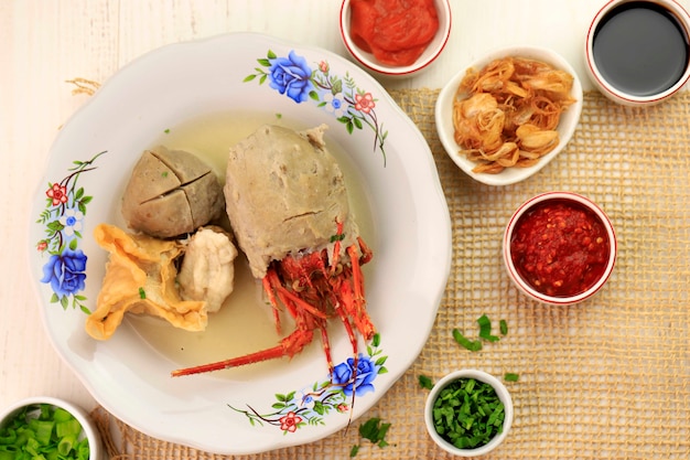 Selective Focus Bakso Lobster oder Lobster Meatball ist frischer Hummer, der mit Fleischbällchenteig umwickelt und gekocht wird