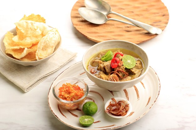 Selective Focus Soto Sapi o Soto Daging, es una sopa especial de Indonesia. Este plato hecho con caldo de res con chuleta de carne. Menú popular para Idul Adha o diario