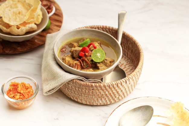 Selective Focus Soto Sapi o Soto Daging, es una sopa especial de Indonesia. Este plato hecho con caldo de res con chuleta de carne. Menú popular para Idul Adha