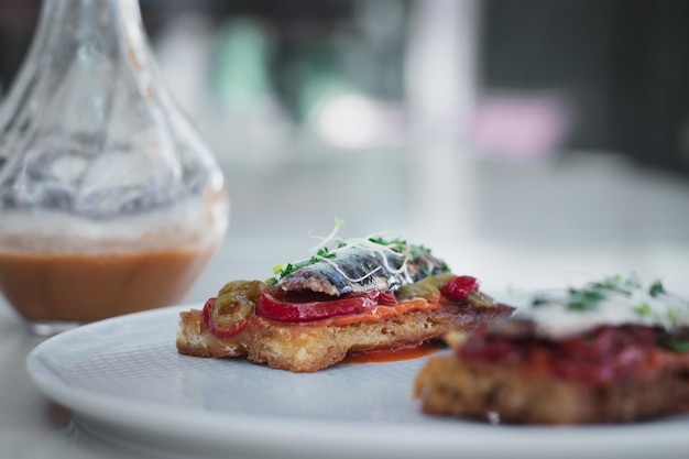 Selectivo de bocadillos con pescado en un plato