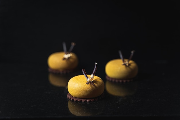 Selectivo de galletas redondas amarillas en una mesa negra