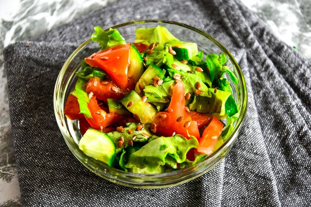 Selektive Fokusschale mit frischem Salat mit Tomate, Gurke