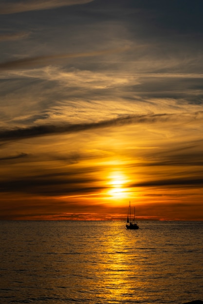 Selektiver Fokus. Abendhimmel, roter Sonnenuntergang an der Ostsee