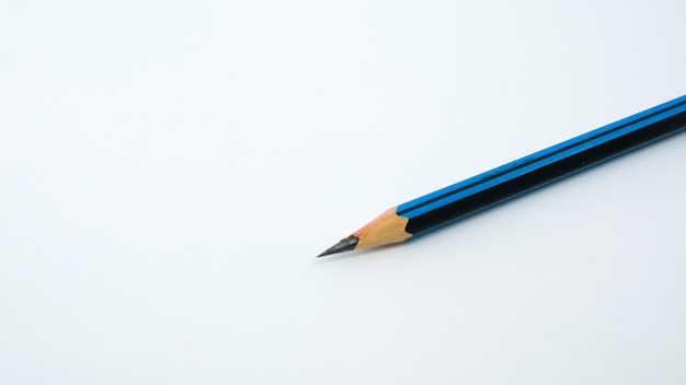 Selektiver Fokus auf 2B-Bleistift auf einem vollständigen Satz schwarzer und blauer Schreib- und Zeichengraphitstifte