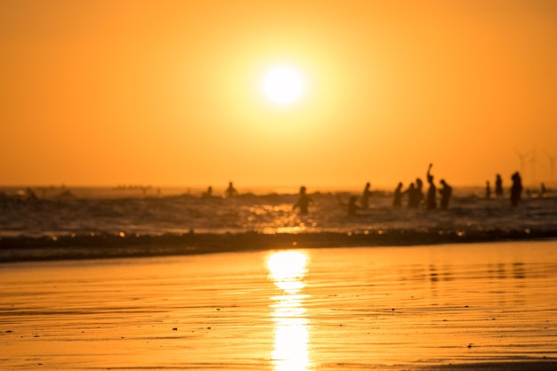 Selektiver Fokus auf den Sand eines Sonnenuntergangs am Strand