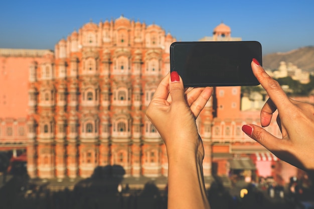 Selektiver Fokus auf Moblie-Telefon, das Foto von Hawa Mahal (Windpalast) in Jaipur, Indien macht