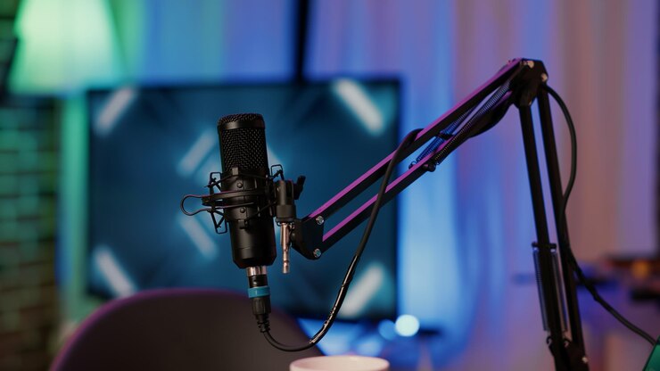Foto selektiver fokus auf professionelle mikrofonstative mit mikrofonarm, die für die aufnahme von sprache in online-podcasts im heimstudio verwendet werden. detail der tongeräteausrüstung, die für live-übertragungen im internet verwendet wird.