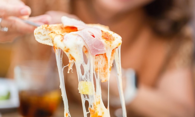 Selektiver Fokus auf Scheibe heißer Pizza großer Käse lecker lecker Fast Food italienisch traditionell