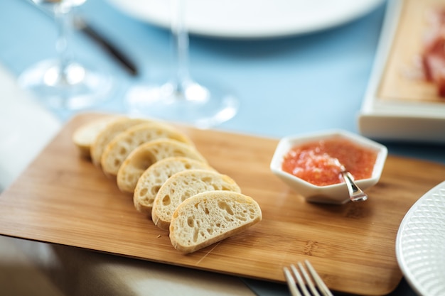 Selektiver Fokus auf spanische Toasts mit Tomatensauce auf dem Holzbrett