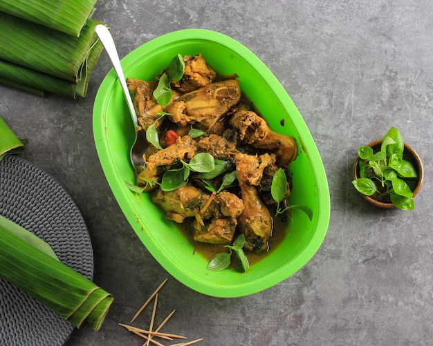 Selektiver Fokus Ayam Ungkep Bumbu Kuning oder mariniertes gekochtes Hühnchen mit gelbem Currygewürz